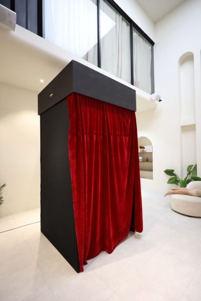 Enclosed Booth with Red Drape High Angle Booth, Creative Photobooth, High Angle, High Angle Photobooth, Korean Style Photobooth, Enclosed Booth Exterior, Privacy Booth